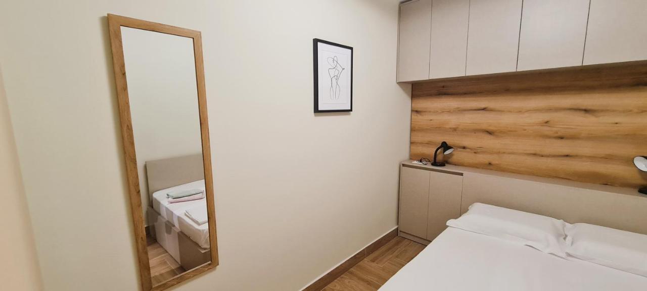 2V1 - Center Apartment 4 Tirana Buitenkant foto